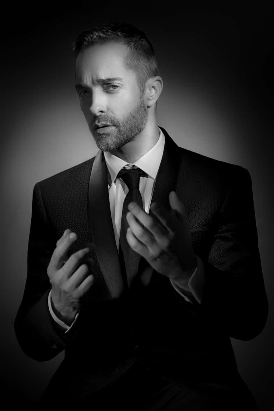 Laurent Beretta magicien mentaliste, conférencier professionnel, photographié par Studio Noir © Zakary BELAMY Laurent Beretta conférencier mentaliste explique comment les émotions influent de façon majeure dans l'expérience client