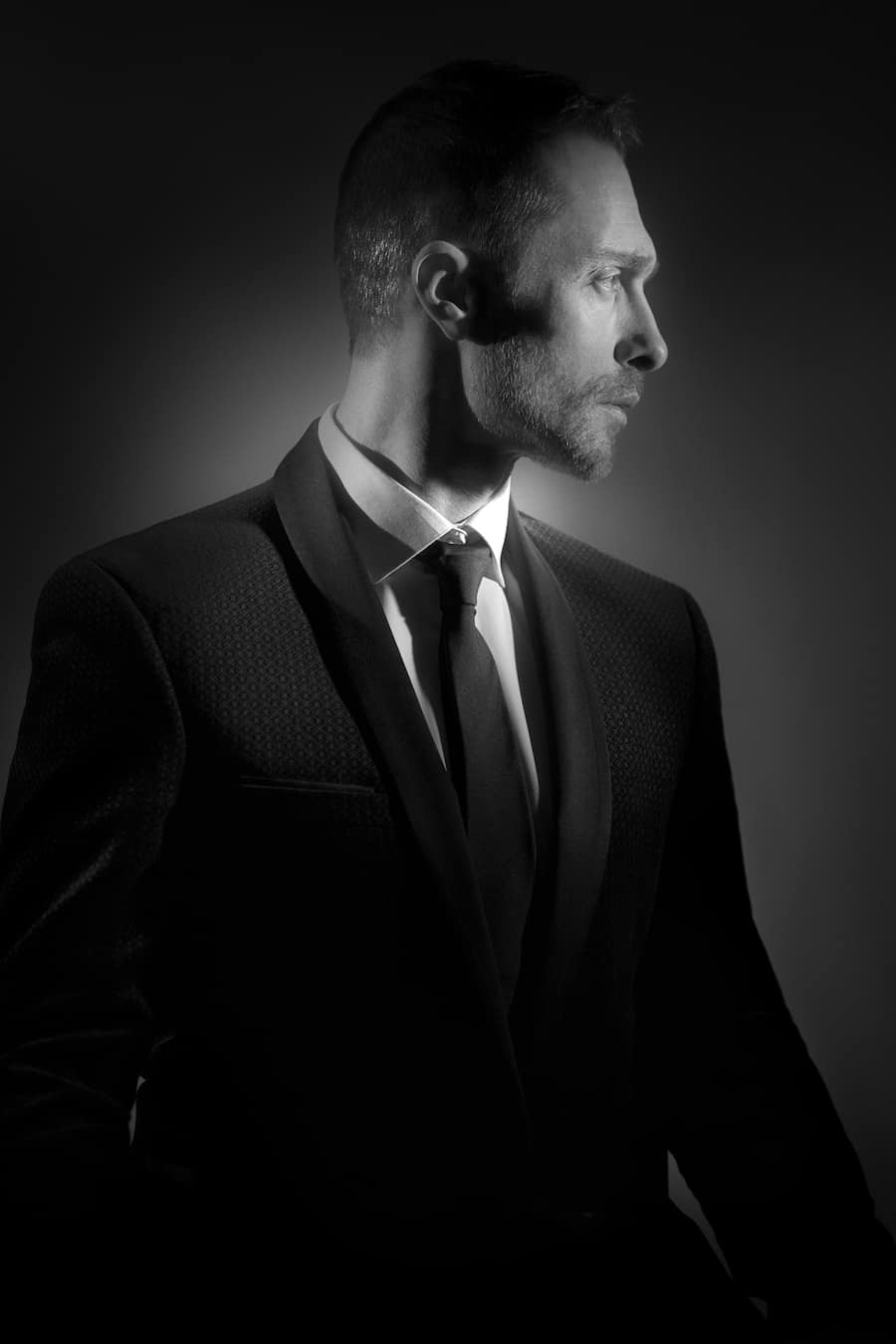 Laurent Beretta magicien mentaliste, conférencier professionnel, photographié par Studio Noir © Zakary BELAMY Laurent Beretta, mentaliste, propose des conférences interactives ou le mentalisme explique comment nos perceptions et nos émotions influencent l'expérience client