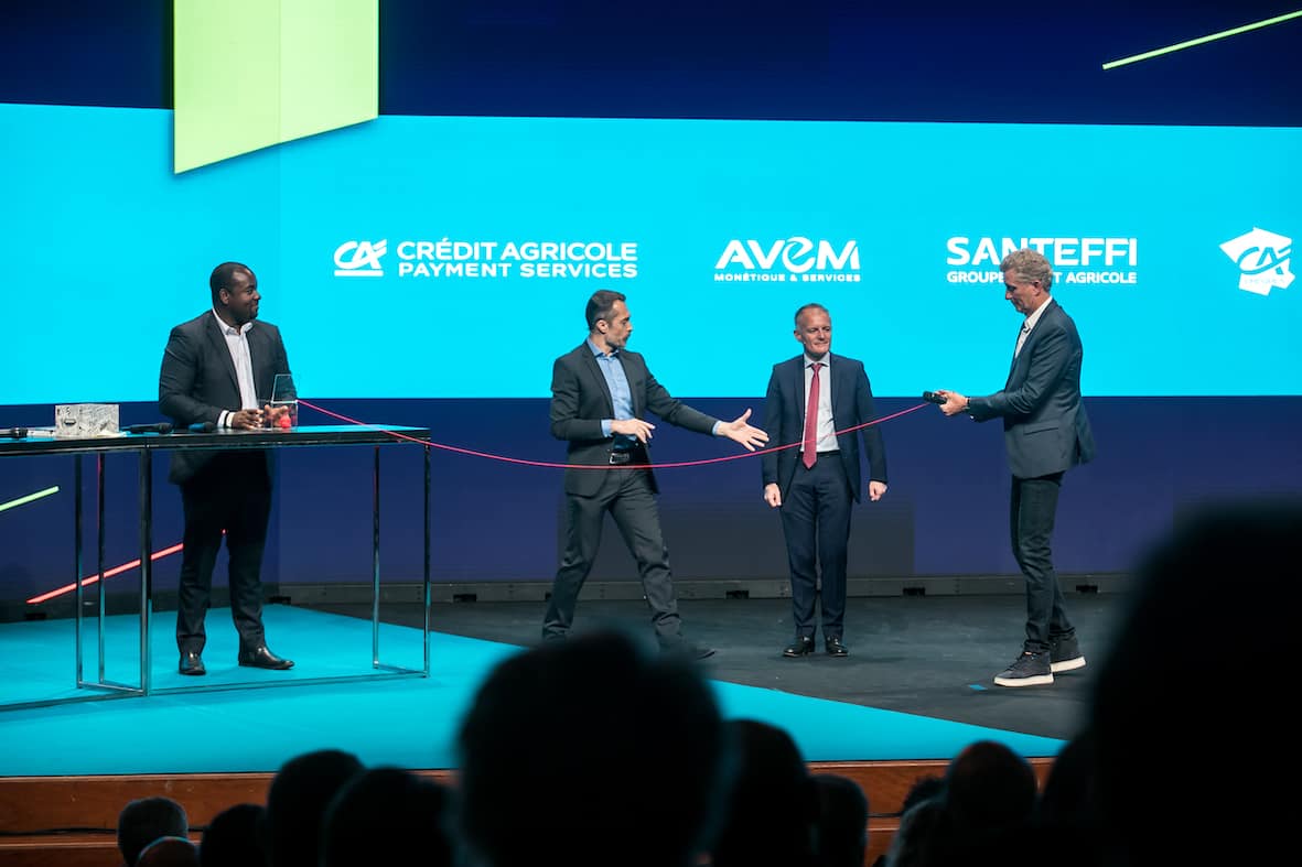 Le magicien mentaliste créé l'interaction lors d'une convention bancaire Spectacle de mentalisme en entreprise par Laurent Beretta