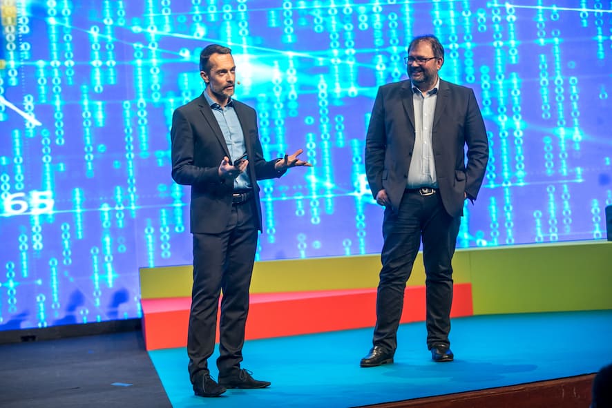 Laurent Beretta devine le code secret d'un smartphone lors de la convention Credit Agricole Payment Services Le magie digitale du mentaliste Laurent Beretta pour vos évènements