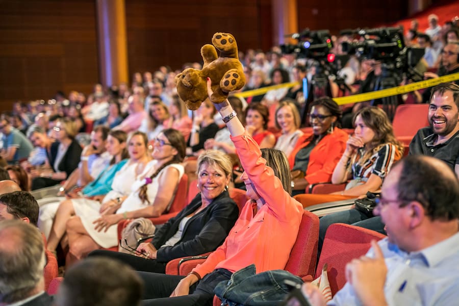 Les collaborateurs sont ravis de participer aux expériences de mentalisme lors de cette convention d'entreprise aux palais des congrès de Lyon Créez l'interactivité avec le show du mentaliste Laurent Beretta