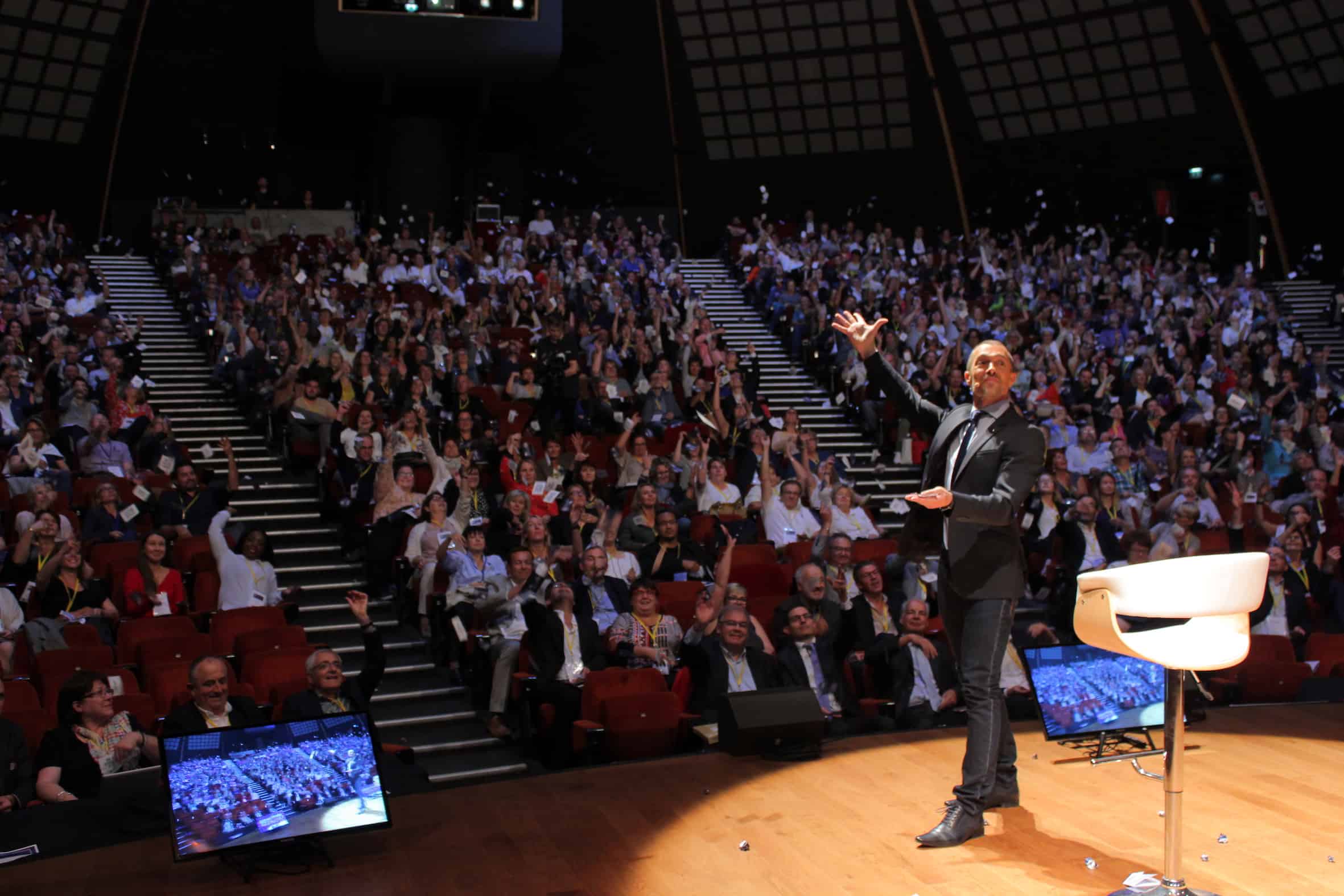 team-building-mentaliste-evenement-entreprise-paris Cloture de convention pour un evenement en streaming ou en presence, dream machine, le team building mentaliste par Laurent BERETTA