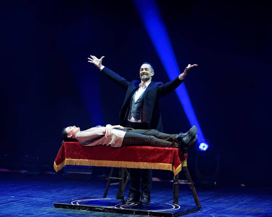Laurent Beretta exécute l'illusion de la levitation à la perfection sur les plus grandes scènes du monde Une des plus belles grandes illusions pour votre spectacle d'entreprise, la lévitation